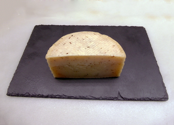 Queso de oveja curado con hierbas